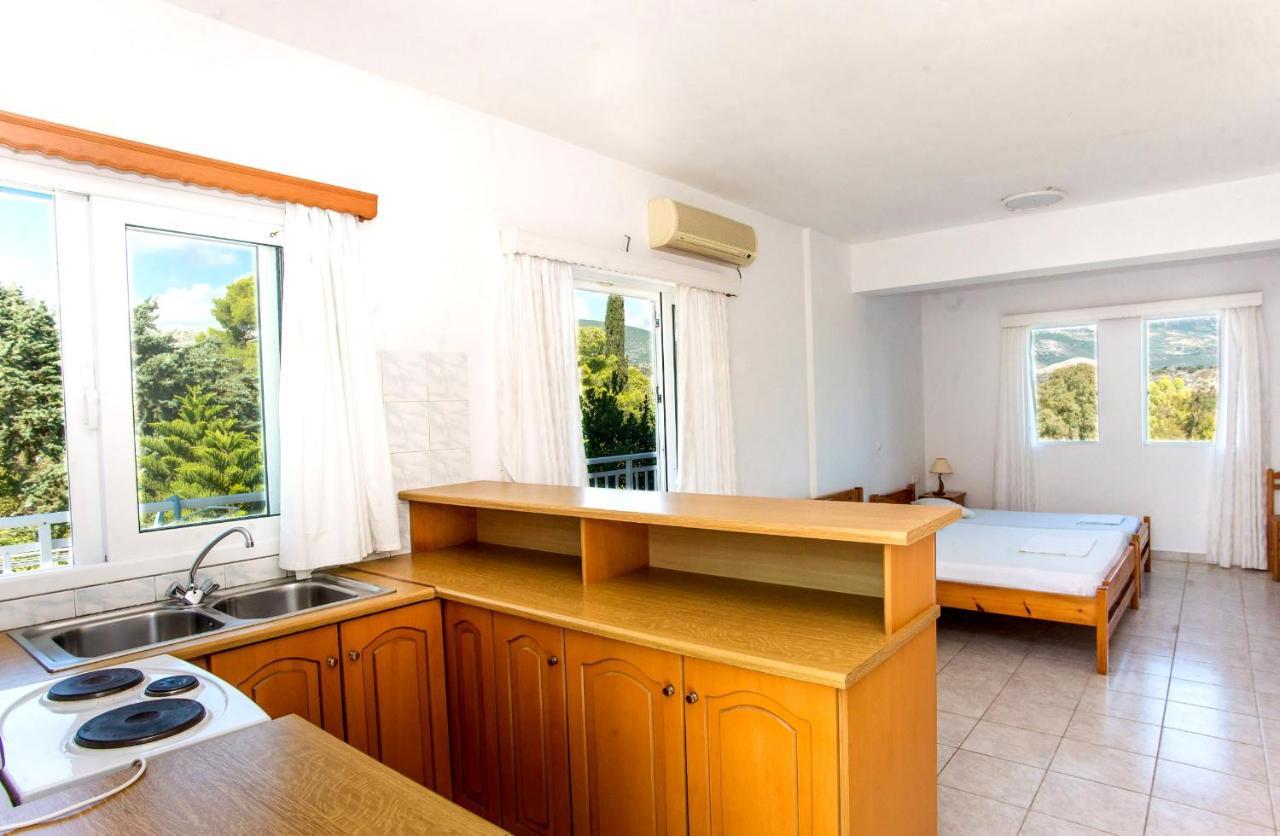 Blue White Apartments - Kefallonia Poolside Retreats สปาร์เชีย ภายนอก รูปภาพ
